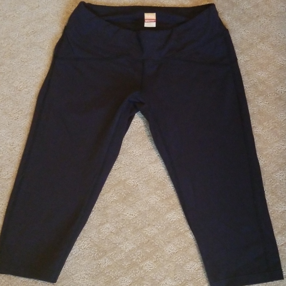 Lucy black capris XS